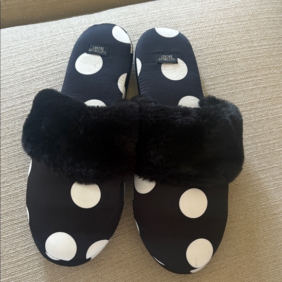 VICTORIA. SECRET. Stylish Black and White Polka Dot Women's Slippers - Picture 1 of 5